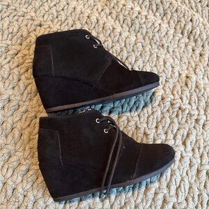 Tom’s Black Suede Lace-up Wedge Ankle Booties Women’s Size 8